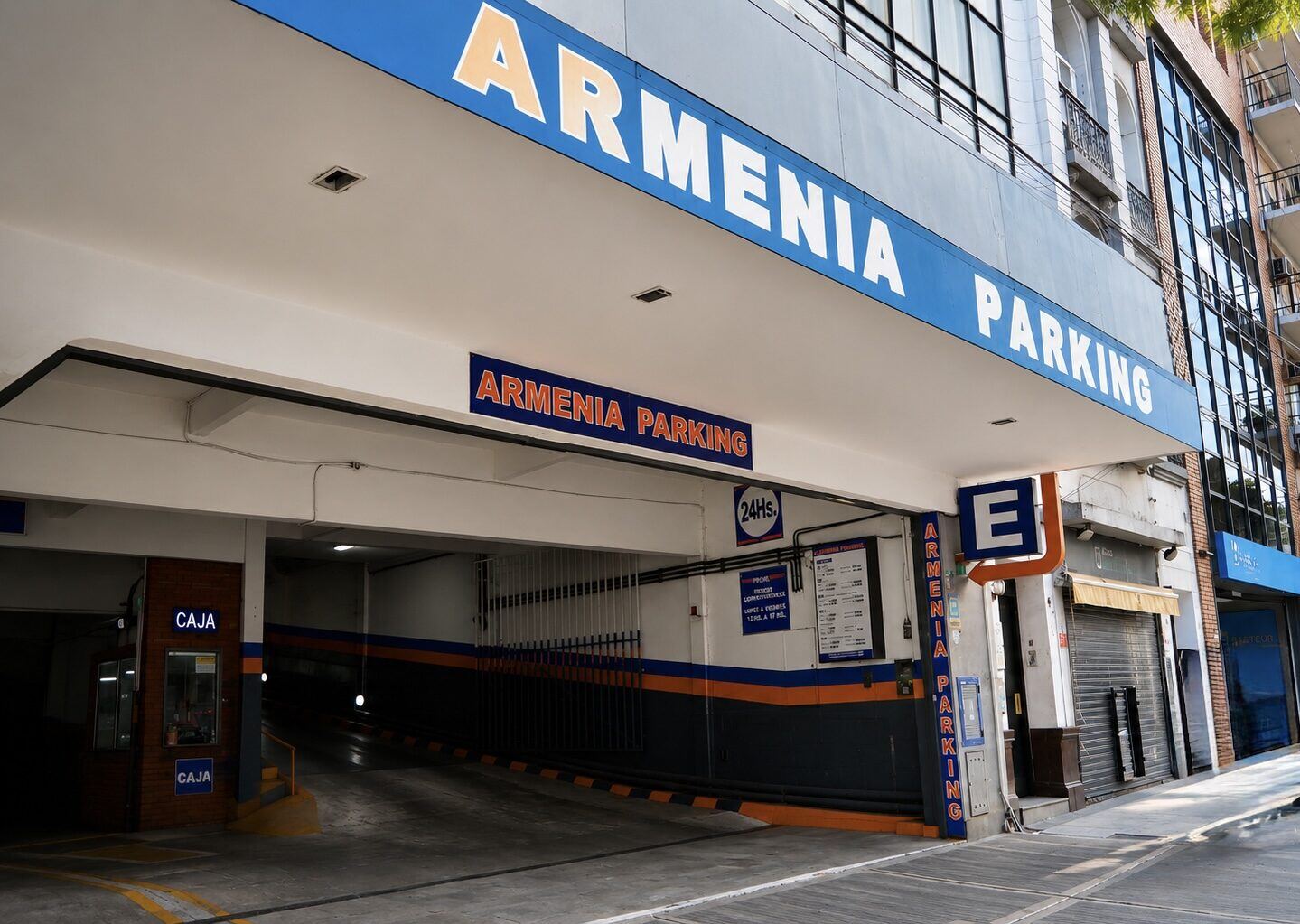 Fachada de un estacionamiento Armenia Parking